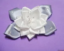 Decorați accesoriul original, coafura în formă de floare făcută cu propriile lor mâini, mai degrabă (mâini) Decorați accesoriul original, coafura în formă de floare făcută cu propriile lor mâini, mai degrabă