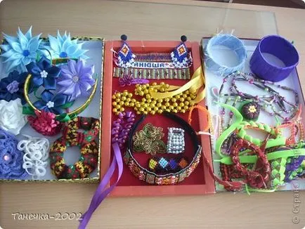 Ornamente cu mâinile lor, artiștii țară (bijuterie) Ornamente cu mâinile lor, stăpânii țării