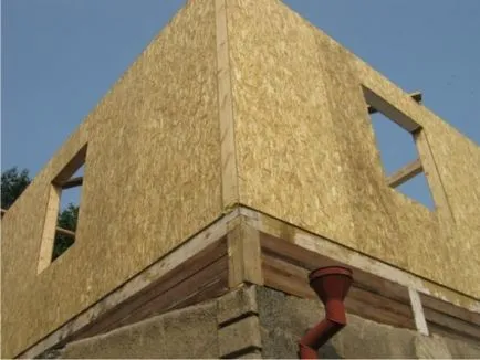 Al doilea etaj al casei cu mâinile proprii, portalul său de construcție