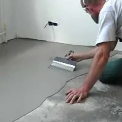 Se toarnă podea alegerea baie de acoperire și etapele (pour) Se toarnă podeaua din baie care acoperă alegerea și etapele