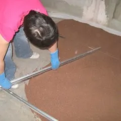 Se toarnă podeaua din baie care acoperă alegerea și etapele (de acoperire) Se toarnă podeaua din baie care acoperă alegerea și etapele