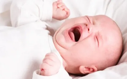 Conspirații de hernie ombilicală și inghinală la sugari și nou-născuți
