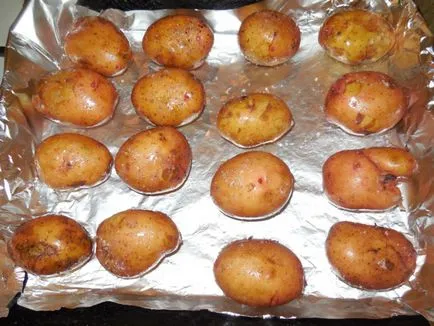 Cartofi copți într-un cuptor într-o uniformă - ca un cuptor coace cartofi gustoasă într-o uniformă, pas-înțelept (cuptor) cartofi copți în jachete lor în cuptor - cartofi copți ca delicioase în pieile lor în cuptor, pas cu pas