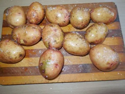 Cartofi coapte într-un cuptor într-o uniformă - ca un cuptor coace cartofi gustoasă într-o uniformă, pas-înțelept (coace) cartofi copți în jachete lor în cuptor - cartofi copți ca delicioase în pieile lor în cuptor, pas cu pas