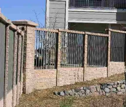 Gard între vecini, normele de construcție și regulile de garduri de construcție în mediul rural, în sectorul privat