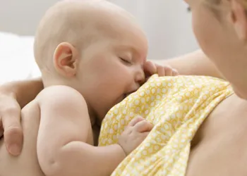 20 Cauzele regurgitării la sugari după hrănire (motive) 20 Cauzele regurgitării la sugari după hrănire