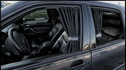jaluzele auto pe geamurile laterale cu mâinile lor