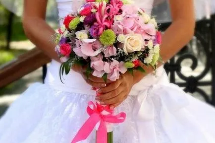 Flori pentru o fotografie de nunta de frumos buchet de mireasa (foto) Flori pentru o fotografie de nunta de buchet de mireasa frumoasa lui