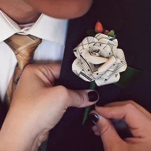 Boutonniere cu mâinile lor materiale și o colecție de inspirație a face