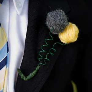 Boutonniere cu mâinile lor materiale și o colecție de inspirație a face