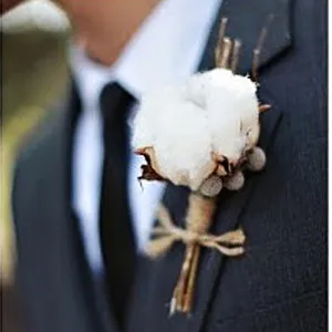 Boutonniere cu mâinile lor materiale și o colecție de inspirație a face