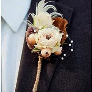 Boutonniere cu mâinile lor materiale și o colecție de inspirație a face