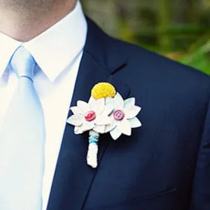 Boutonniere cu mâinile lor materiale și o colecție de inspirație a face