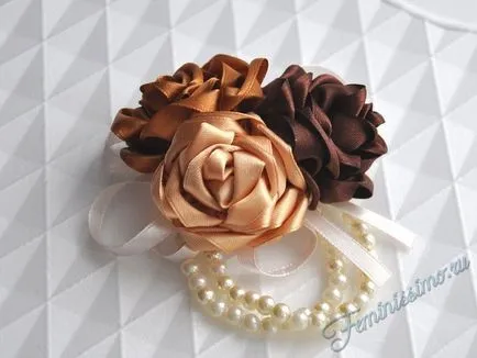 Boutonniere la îndemână pentru mireasa si domnisoarele de onoare cu mâinile lor (foto) (mână) Boutonniere la îndemână pentru mireasa si domnisoarele de onoare cu mâinile lor (foto)