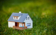 Cabana este diferit de la o casă privată, grădină, tramvai, ordinare (privat) Cabana este diferit de la o casă privată, grădină, tramvai, ordinare