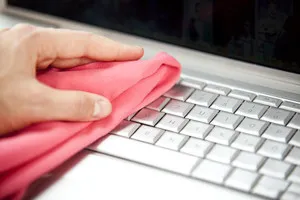 Cum se curata un laptop de praf și murdărie - curățați tastatura, ecranul - femeia e zi (praf) Cum se curata un laptop de praf și murdărie - curățați tastatura, ecran - Ziua femeii