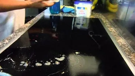 Suprafața ceramică de sticlă curățată a plăcii la domiciliu, fotografii și video (ceramică) Suprafața ceramică de sticlă curățată a plăcii la domiciliu, foto și video