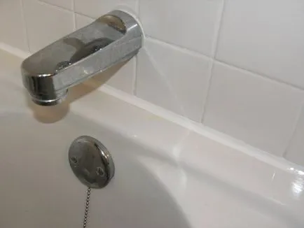 Sigiliul îmbinarea dintre cada si spuma dală, silicon