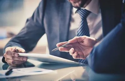 Ce este un contract de muncă și ce termenii săi