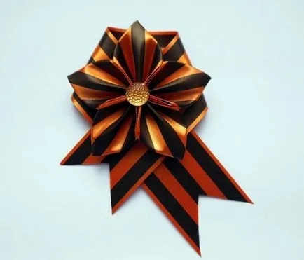 Flori de panglici St. George cu mâinile de master pozele din clasa C (bandă) Flori de panglici St. George cu mâinile de master imaginile lor de clasă C