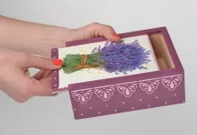 poze decupaj în stilul de Provence cu mâinile sale și o clasă de master, cutii și cutii de udare, o masă și o tavă, servetele