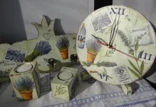 poze decupaj în stilul de Provence cu mâinile sale și o clasă de master, cutii și cutii de udare, o masă și o tavă, servetele