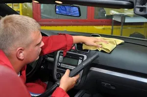 Nu interiorul masinii de curățare uscată pe mâini ieftine și veselă