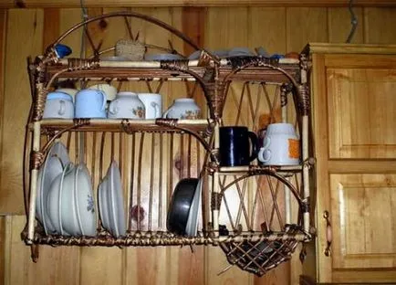 Designer de moda cu mâinile Drainboard, organizator, lucrurile lui utile, o clasă de master,
