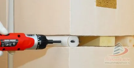 Sigilarea îmbinărilor între panou din interiorul apartamentului cu mâinile sale de îmbinare