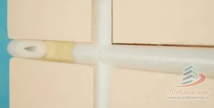 Sigilarea îmbinărilor între panou din interiorul apartamentului cu mâinile sale de îmbinare