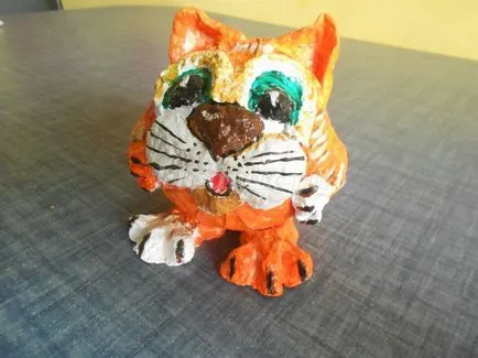 Jucării din papier-mache cu mâinile lor