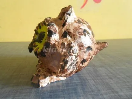 Jucării din papier-mache cu mâinile lor