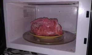 Cât de repede dezghețați carne in cuptorul cu microunde fără ea (microunde) Cât de repede dezghețați carne în cuptorul cu microunde fără ea