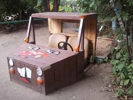 Ca și în locul de joacă pentru a face o masina mare din lemn, cu o cabină și un corp pentru jocuri (masina) Ca și în locul de joacă pentru a face o masina mare din lemn, cu o cabină și un corp pentru jocuri