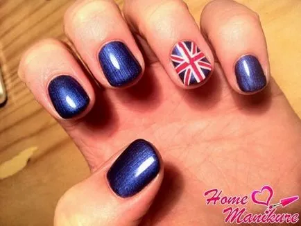 Cum să picteze unghiile de pavilion britanic (Union Jack) Cum să picteze unghiile de pavilion britanic