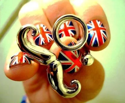 Cum să picteze unghiile de pavilion britanic (Union Jack) Cum să picteze unghiile de pavilion britanic