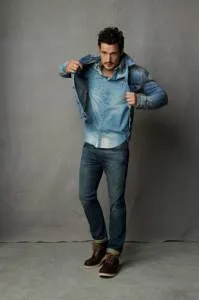Cum să poarte un tricou cu blugi tot ceea ce un om are nevoie să știe despre ea