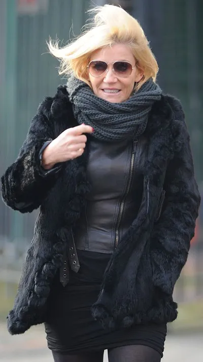 Cum de a purta o esarfa sub o haină de blană sfaturi de moda stilist! (Coat) Cum de a purta o esarfa sub o haină de blană sfaturi de moda stilist!
