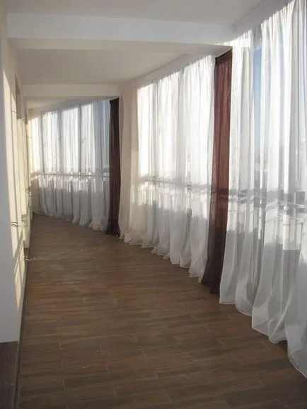 Cum să stea perdele pe balcon, fără streșini, din plastic, pe o fereastră glisantă