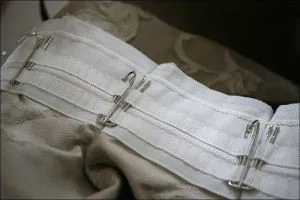 Cum să stea perdele și frumos, cu mâinile pe cornisa tavanul este agățat perdele cu (perdele) Cum să stea perdele și frumos, cu mâinile pe cornisa plafon este agățat perdele cu