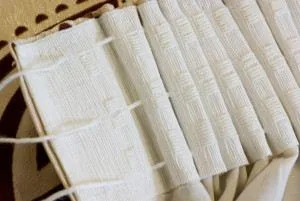 Cum să stea perdele și frumos, cu mâinile pe cornisa tavanul este agățat perdele cu (hang) Cum să stea perdele și frumos, cu mâinile pe cornisa plafon este agățat perdele cu