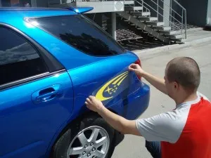 Cum pentru a lipi un autocolant pe autocolant masina ta, autocolant