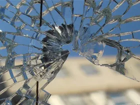 Ca doar cu mâinile lor pentru a înlocui sticla spartă în panoul (rupt) Ca doar cu mâinile lor pentru a înlocui sticlă spartă în panoul