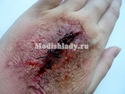 Cum sa faci rana (machiaj) pe mana la domiciliu (pentru Halloween sau carnaval)
