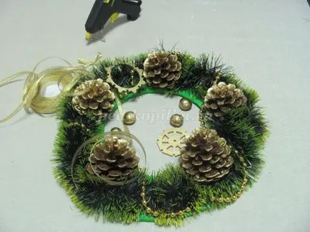 Cum sa faci o coroană de flori de Crăciun cu mâinile