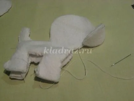 Cum să coase un fleece caine care are un model de lână câine