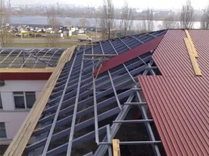 Cum să se stabilească o țiglă metalică pe acoperișul regulile casei și sfaturi utile (LAY) Cum să se stabilească o țiglă metalică pe acoperișul regulile casei și sfaturi utile