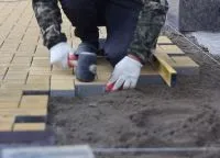 Așa cum a pus dale de pavaj cu mâinile lor (mâini) Așa cum a pus dale de pavaj cu mâinile lor