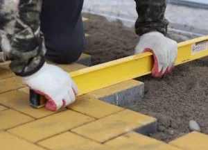 Așa cum a pus dale de pavaj cu mâinile lor (lor) Așa cum a pus dale de pavaj cu mâinile lor