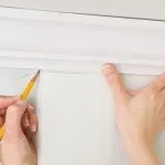 Cum să taie colțul pe ornamentelor de plafon corect - foto și video